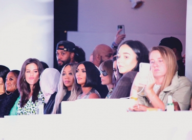 Anna Wintour, Kim Kardashian, Lala Anthony und Ashley Graham bei einer Modenschau 2019