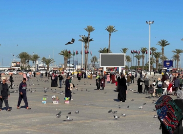 Menschen flanieren über den Märtyrerplatz in Tripolis
