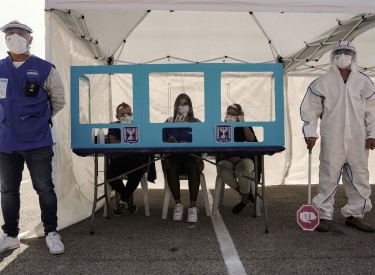 Pandemiegerechtes Wahllokal in Israel