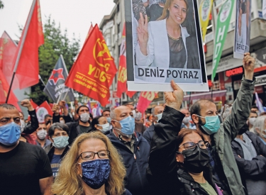 Protestierende in Istanbul am 18. Juni tragen ein Foto der ermordeten Deniz Poyraz