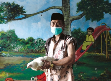 Imam bekam als Belohnung für seine Impfwilligkeit eine Henne geschenkt