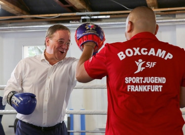 Armin Laschet besucht ein Jugend-Boxcamp in Frankfurt am Main