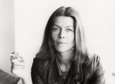 Annemarie Tröger mit Zigarette