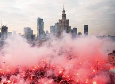 Warschau in rotem Rauch beim Unabhängigkeitsmarsch am 11. November