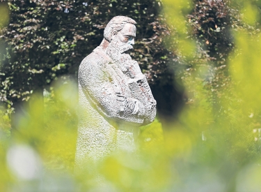 Friedrich-Engels-Bronzestatue in Wuppertal