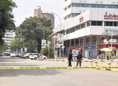 Polizisten sperren einen der Tatorte nach den Terroranschlägen in Kampala ab