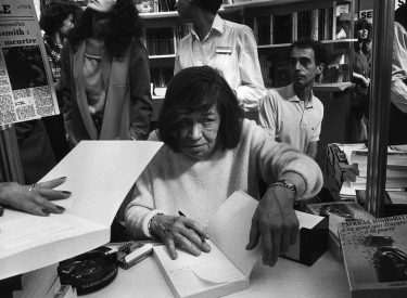 Patricia Highsmith beim Signieren ihrer Bücher