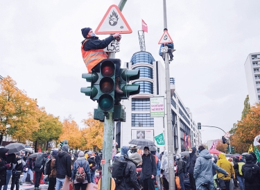 Protestierende beim »Klimastreik« vor dem Willy-Brandt-Haus
