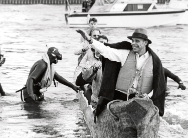 1973 kehrte Professor Joseph Beuys in einem Boot über den Rhein in die Kunstakademie Düsseldorf zurück