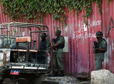 Nach dem Mordanschlag auf Präsident Ariel Henry stehen Soldaten am Präsidentenpalast in Port-au-Prince Wache
