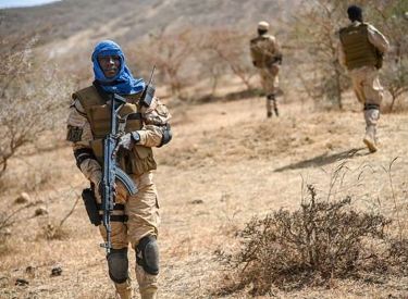 Ein Soldat aus Burkina Faso übt die Durchführung einer Patrouille