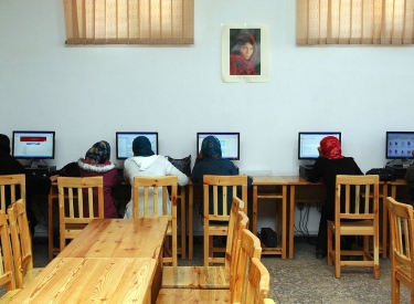 Frauen in Afghanistan sitzen an Computern
