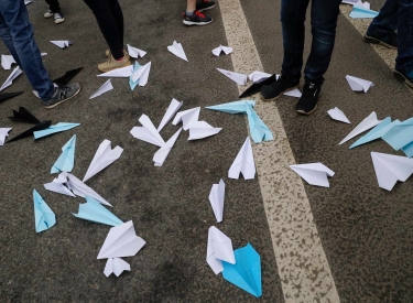 Papierflieger liegen auf der Straße