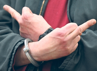Der angeklagte Christopher M. zeigt beim ersten Verhandlungstag seine Mittelfinger