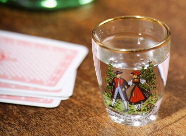 Schnapsglas und Spielkarten