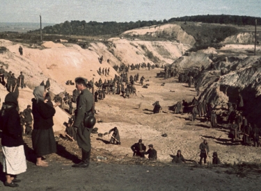 Sowjetische Kriegsgefangene bedecken am 1. Oktober 1941 ein Massengrab nach dem Massaker von Babyn Jar