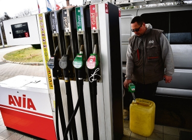 Ein Mann befüllt einen Benzinkanister an einer ungarischen Tankstelle