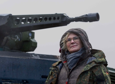 Christine Lambrecht vor einem Schützenpanzer, Modell »Puma«