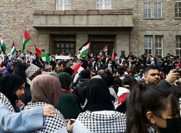 Vor dem Rathaus Neukölln in Berlin tragen Teilnehmende der ­Demonstration am 22. April Palästina-Flaggen, Kopftücher und Kufiyas