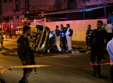 Polizei und Rettungskräfte an einem der Tatorte des Anschlags in Bnei Brak