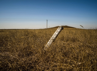 Nicht detoniertes Wurfgeschoss in einem ukrainischen Weizenfeld