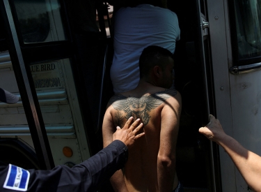 Die Polizei überführt Festgenommene in San Salvador ins Gefängnis