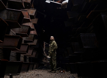 Ein ukrainischer Soldat im Komplex Asowstal