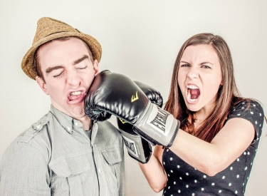 Symbolbild Argument: Boxhandschuhe im Gesicht der anderen Person