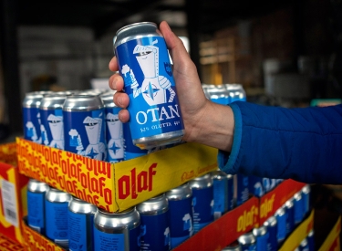 Paletten mit Otan-Bier einer finnischen Brauerei