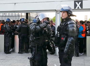 Polizisten stehen vor dem Finale der Uefa Champions League an einem Eingang zum Stade de France im Pariser Vorort Saint-Denis