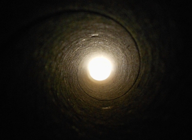 Aufnahme im inneren einer Pipeline mit Licht am Ende