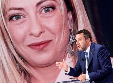 Matteo Salvini (Lega) in der Talkshow »Porta a Porta« vor einer Ansicht von Giorgia Meloni auf dem Großbildschirm