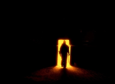 Silhouette einer Person in beleuchteter Tür