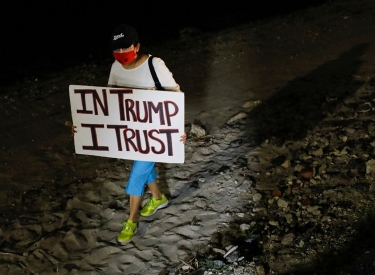 Trump-Fan hält ein Schild mit dem Schriftzug In Trump I trust