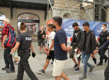 Junge Männer werden am Hauptbahnhof Dresden von der Bundespolizei abgeführt