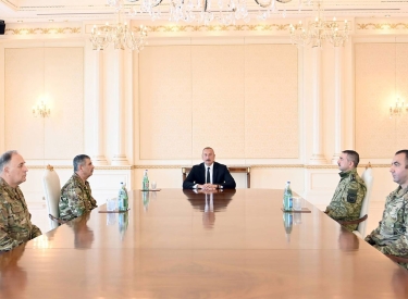 Der aserbaidschanische Präsident Ilham Alijew trifft Befehlshaber der Streitkräfte nach Ausbruch der Kämpfe mit Armenien