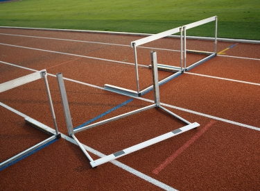 Eine umgefallene Leichtathletik-Hürde