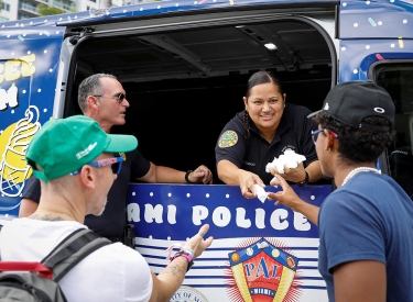 Polizisten verkaufen Eis aus einem Eiswagen