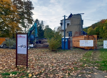 Ein halb abgerissenes Gebäude mit einer Gedenktafel