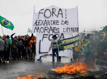 Demonstrierende mit Transparenten und brasilianischen Flaggen