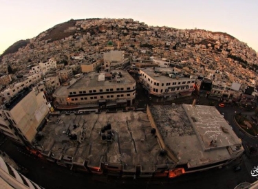 eine Weitwinkel- Luftaufnahme der Stadt Nablus