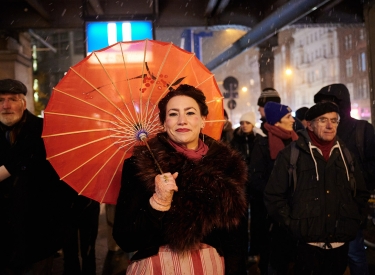 Eine Sexarbeiterin mit Pelz und Schirm