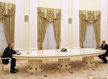 Putin und Scholz am absurd langen Tisch