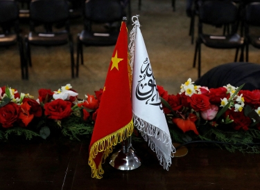 Eine chinesische und eine Afganische Fahne