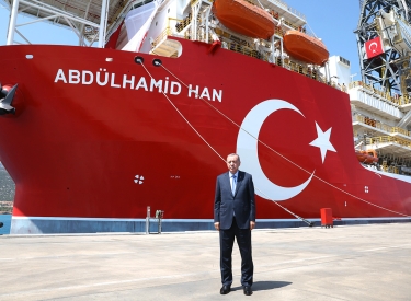 Erdogan vor einem Bohrschiff