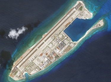Luftaufnahme einer Insel mit Landebahn
