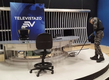 Polizei in Quito untersuchte am 21. März die Räume eines Fernsehsenders