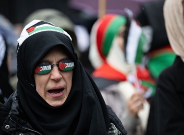 Frau mit einer Brille mit der Flagge von Palästina