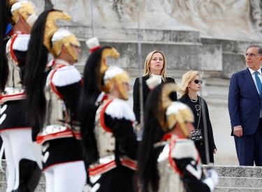 Ministerpräsidentin Meloni und Senatspräsident La Russa am Grab des unbekannten Soldaten in Rom