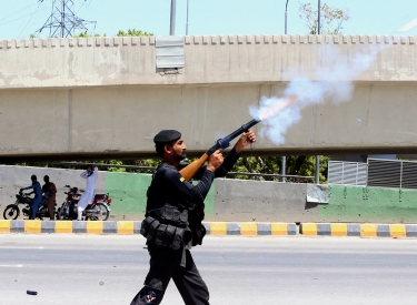 Polizist feuert Tränengas auf Anhänger Imran Khans